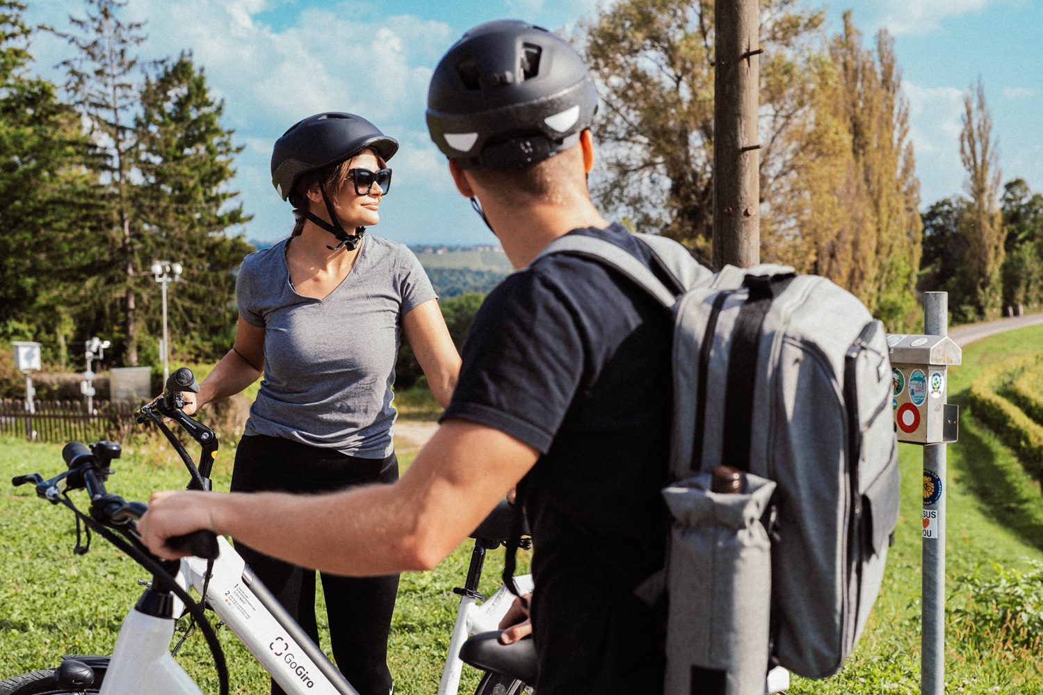 Med vinograde z električnim kolesom ali pa kar peš.