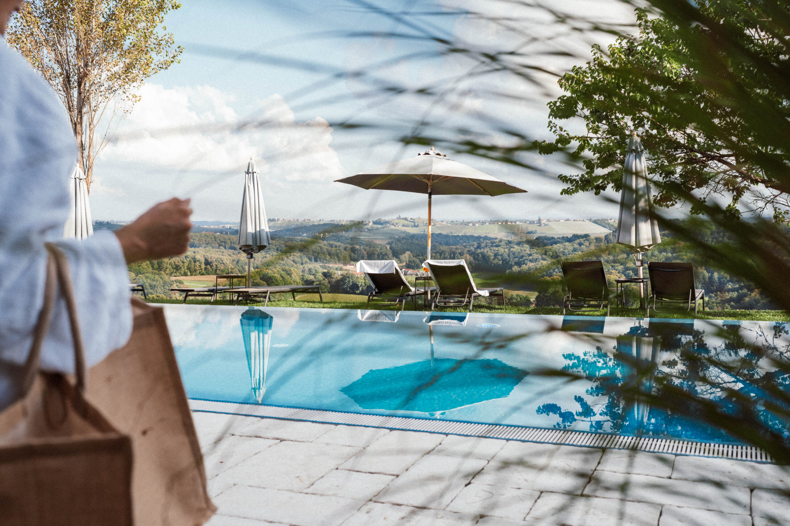 Popoldansko razvajanje ob bazenu.